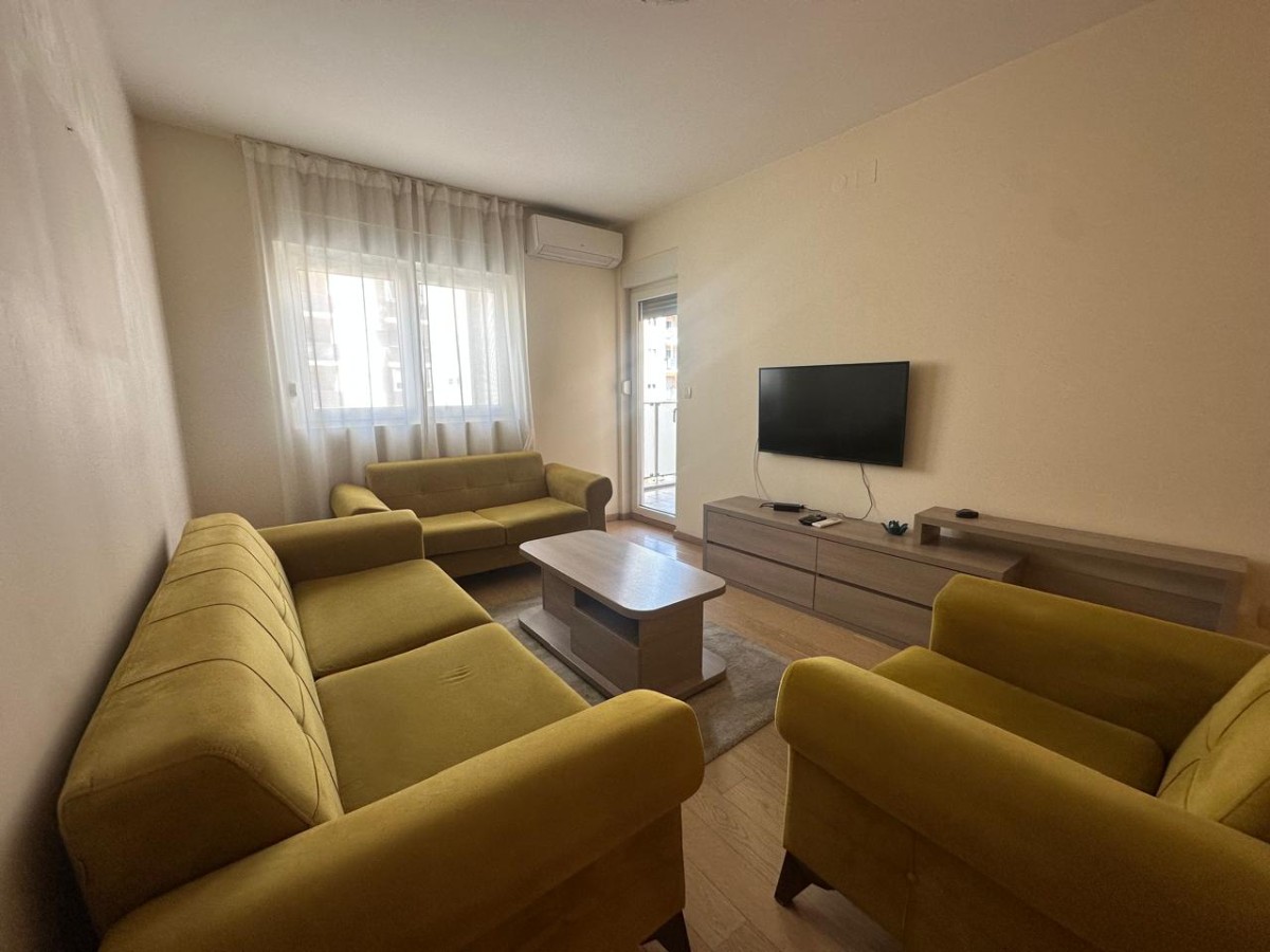 Izdaje se namjesten dvosoban stan u City Kvartu , Podgorica